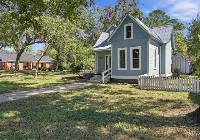 Photo 3 of Single family home for sale at 710 Gresham St, Smithville, TX 78957 | MLS# 4982751 | Listing updated on 2026-10-28