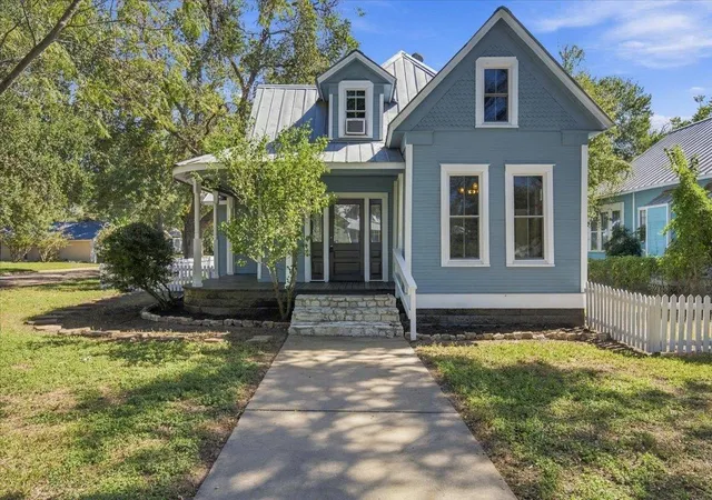 Photo 4 of Single family home for sale at 710 Gresham St, Smithville, TX 78957 | MLS# 4982751 | Listing updated on 2026-10-28