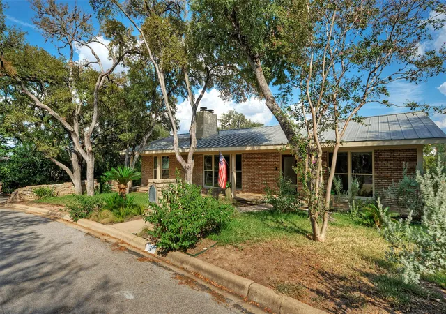 Photo 2 of Single family home for sale at 7 Inwood Cir, Austin, TX 78746 | MLS# 8067642 | Listing updated on 2026-10-25