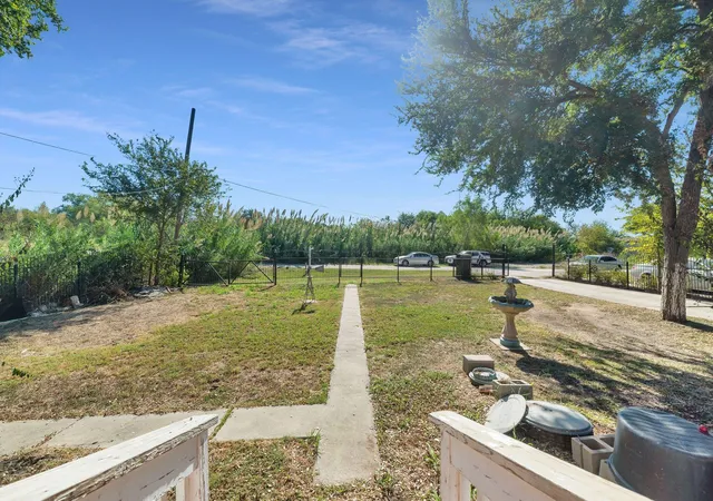 Photo 4 of Manufactured home for sale at 206 Circle Dr, Buda, TX 78610 | MLS# 4533166 | Listing updated on 2026-10-22