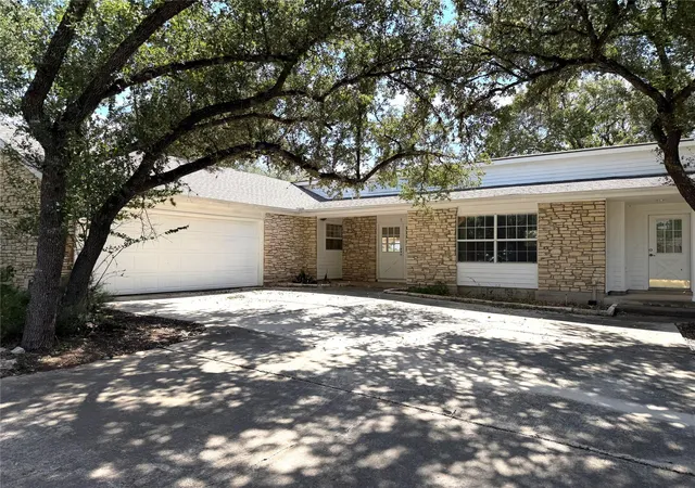 Photo 1 of Single family home for sale at 7 Country Ln, Wimberley, TX 78676 | MLS# 3886227 | Listing updated on 2026-10-30
