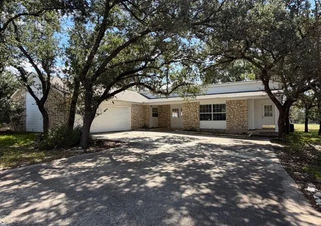 Photo 1 of Single family home for sale at 7 Country Ln, Wimberley, TX 78676 | MLS# 3886227 | Listing updated on 2026-10-30