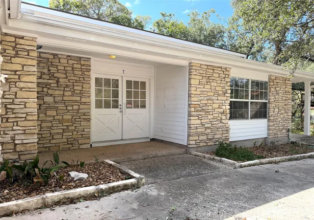 Photo 3 of Single family home for sale at 7 Country Ln, Wimberley, TX 78676 | MLS# 3886227 | Listing updated on 2026-10-30