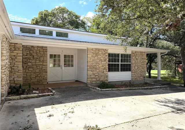 Photo 4 of Single family home for sale at 7 Country Ln, Wimberley, TX 78676 | MLS# 3886227 | Listing updated on 2026-10-30