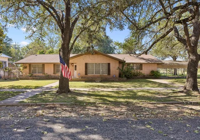 Photo 1 of Single family home for sale at 707 Olive St, Smithville, TX 78957 | MLS# 3657794 | Listing updated on 2026-10-28