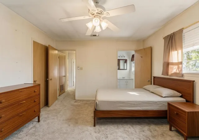 Photo 3 of Single family home for sale at 707 Olive St, Smithville, TX 78957 | MLS# 3657794 | Listing updated on 2026-10-28