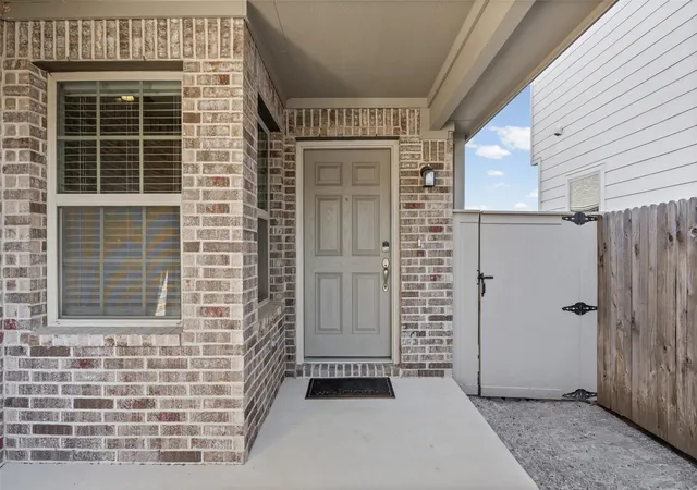 Listing Photo 2 - Condo for sale in building located at 5916 Principale Dr, Pflugerville, TX 78660 - Unit #139