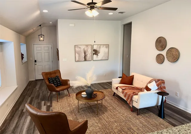 Listing Photo 4 - Condo for sale in building located at 5916 Principale Dr, Pflugerville, TX 78660 - Unit #139