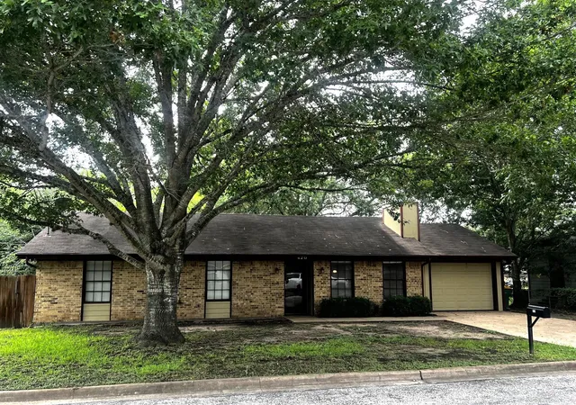 Single family home for sale at 420 Jackson St, La Grange, TX 78945 | MLS# 3238009