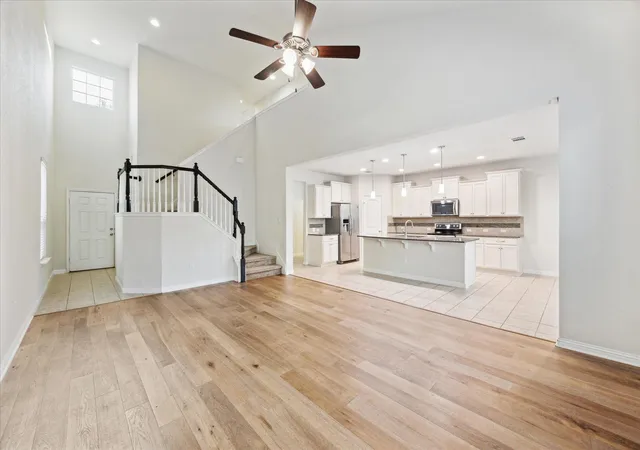 Listing Photo 4 - Condo for sale in building located at 10605 Portico Ln, Austin, TX 78748