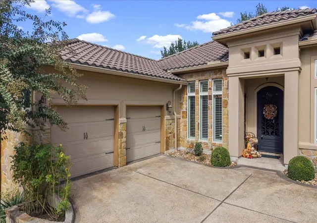 Photo 2 of Single family home for sale at 206 Jack Nicklaus Dr, Austin, TX 78738 | MLS# 9589585 | Listing updated on 2026-10-23
