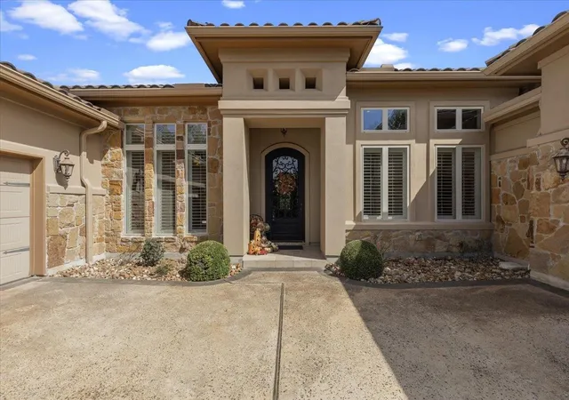 Photo 3 of Single family home for sale at 206 Jack Nicklaus Dr, Austin, TX 78738 | MLS# 9589585 | Listing updated on 2026-10-23