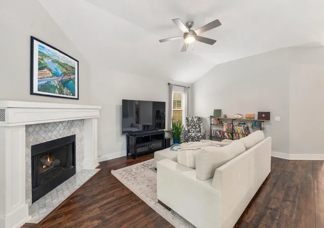 Photo 2 of Single family home for sale at 512 W Croslin St, Austin, TX 78752 | MLS# 5407243 | Listing updated on 2026-10-28