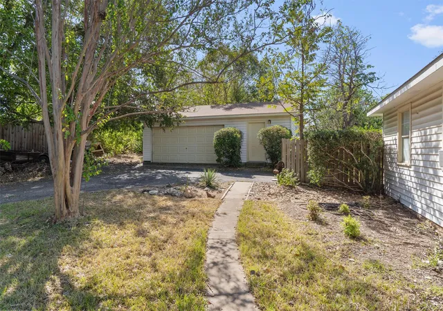 Photo 3 of Single family home for sale at 602 E 2nd Street, Georgetown, TX 78626 | MLS# 1135844 | Listing updated on 2026-10-28