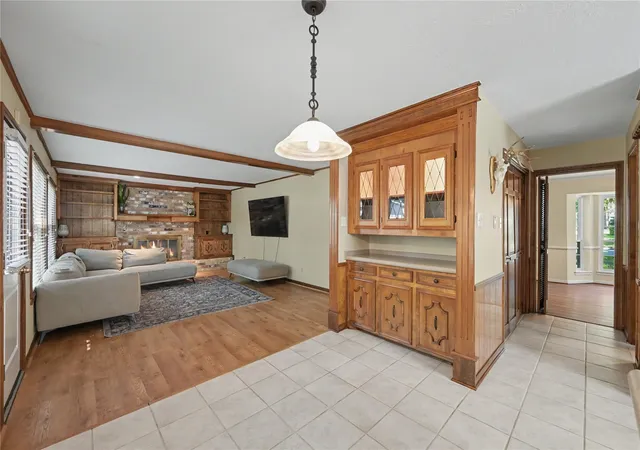 Photo 4 of Single family home for sale at 407 S Rivershire Dr, Conroe, TX 77304 | MLS# 7279593 | Listing updated on 2026-10-27