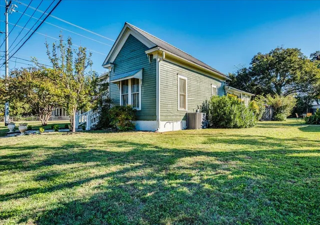 Photo 2 of Single family home for sale at 309 N Boundary St, Burnet, TX 78611 | MLS# 2964861 | Listing updated on 2026-10-28