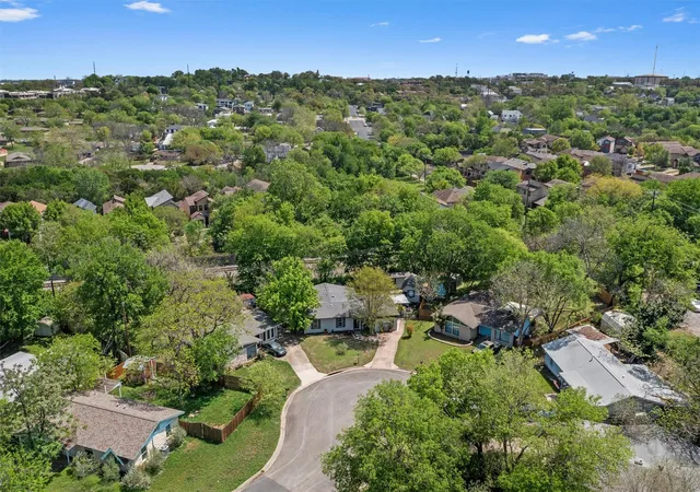 Photo 3 of Single family home for sale at 3005 Leaning Oak Cir, Austin, TX 78704 | MLS# 3285163 | Listing updated on 2026-10-27