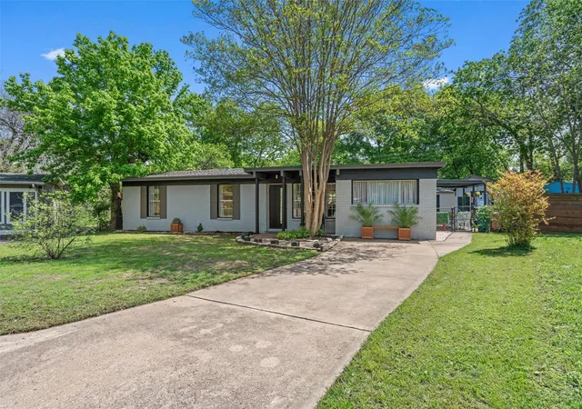 Photo 4 of Single family home for sale at 3005 Leaning Oak Cir, Austin, TX 78704 | MLS# 3285163 | Listing updated on 2026-10-27
