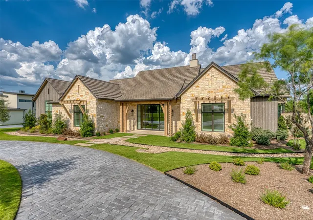 Photo 4 of Single family home for sale at 816 The Trails Pkwy, Horseshoe Bay, TX 78657 | MLS# 9142308 | Listing updated on 2026-10-27