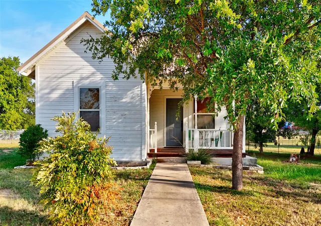 Photo 2 of Single family home for sale at 305 Tarrant St, Llano, TX 78643 | MLS# 1591267 | Listing updated on 2026-10-27
