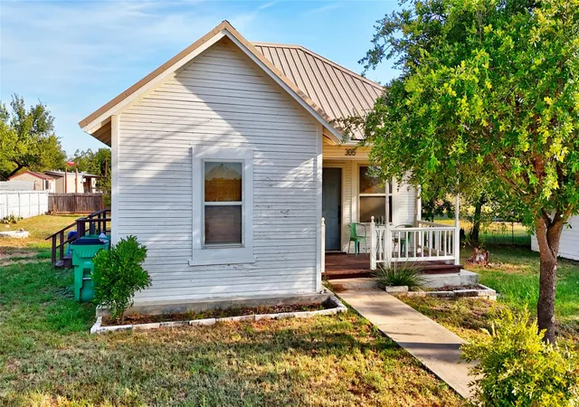 Photo 3 of Single family home for sale at 305 Tarrant St, Llano, TX 78643 | MLS# 1591267 | Listing updated on 2026-10-27