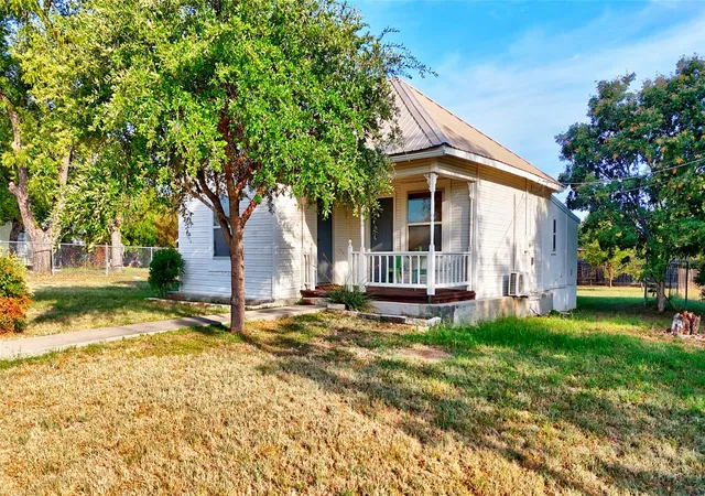 Photo 3 of Single family home for sale at 305 Tarrant St, Llano, TX 78643 | MLS# 1591267 | Listing updated on 2026-10-27