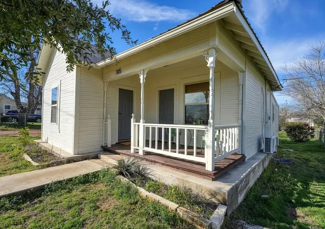 Photo 4 of Single family home for sale at 305 Tarrant St, Llano, TX 78643 | MLS# 1591267 | Listing updated on 2026-10-27