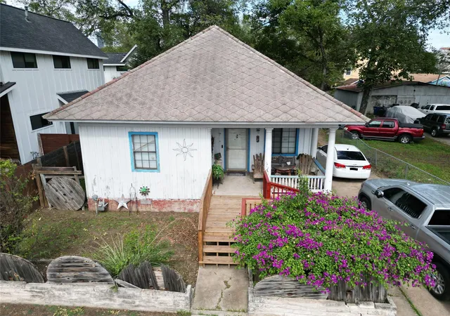 Photo 1 of Single family home for sale at 906 E 2nd Street, Austin, TX 78702 | MLS# 6140053 | Listing updated on 2026-10-27