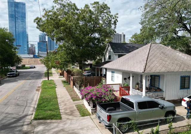 Photo 2 of Single family home for sale at 906 E 2nd Street, Austin, TX 78702 | MLS# 6140053 | Listing updated on 2026-10-27