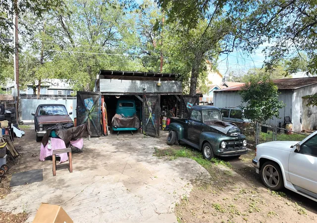Photo 3 of Single family home for sale at 906 E 2nd Street, Austin, TX 78702 | MLS# 6140053 | Listing updated on 2026-10-27