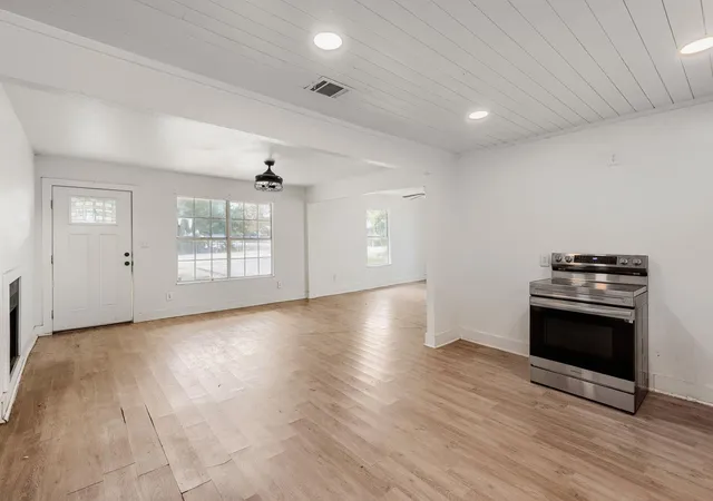 Photo 4 of Single family home for sale at 112 Discovery Ln, San Marcos, TX 78666 | MLS# 4825240 | Listing updated on 2026-10-29