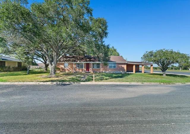 Photo 1 of Single family home for sale at 407 E Anderson St, Schulenburg, TX 78956 | MLS# 4815908 | Listing updated on 2026-10-28