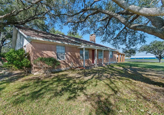 Photo 2 of Single family home for sale at 407 E Anderson St, Schulenburg, TX 78956 | MLS# 4815908 | Listing updated on 2026-10-28