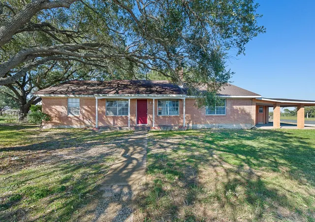 Photo 3 of Single family home for sale at 407 E Anderson St, Schulenburg, TX 78956 | MLS# 4815908 | Listing updated on 2026-10-28