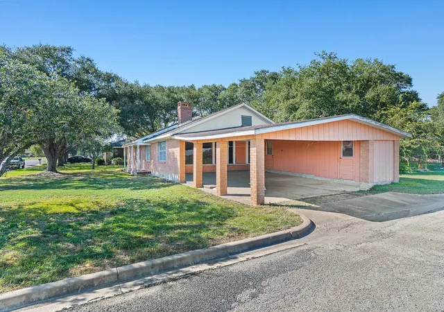 Photo 3 of Single family home for sale at 407 E Anderson St, Schulenburg, TX 78956 | MLS# 4815908 | Listing updated on 2026-10-28