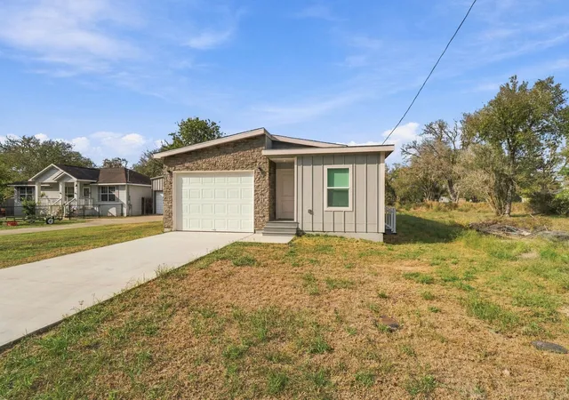Photo 1 of Manufactured home for sale at 404 Bridge St, Cuero, TX 77954 | MLS# 8671245 | Listing updated on 2026-10-29