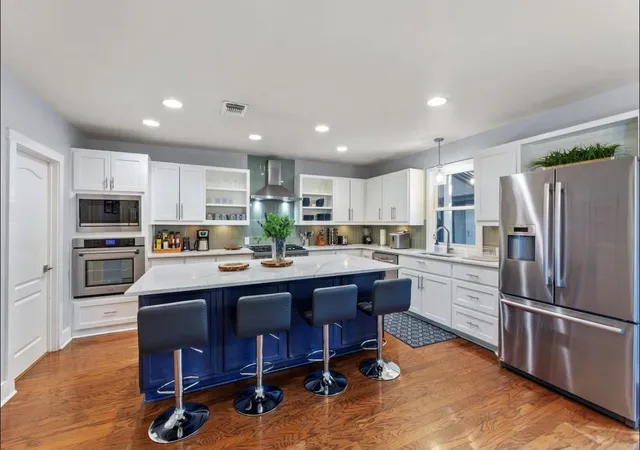 Photo 3 of Single family home for sale at 611 W Johanna St, Austin, TX 78704 | MLS# 5386770 | Listing updated on 2026-10-28