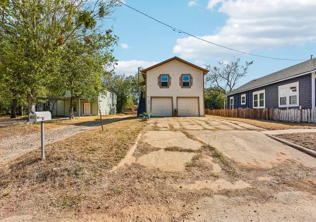 Single family home for sale at 108 N Pear St, Rockdale, TX 76567 | MLS# 7423901
