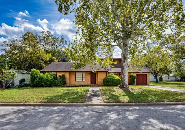 Photo 1 of Single family home for sale at 658 E Milam St, La Grange, TX 78945 | MLS# 8087714 | Listing updated on 2026-10-28