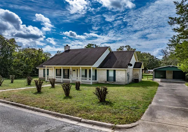 Photo 1 of Single family home for sale at 949 N Horton St, La Grange, TX 78945 | MLS# 9096003 | Listing updated on 2026-10-29