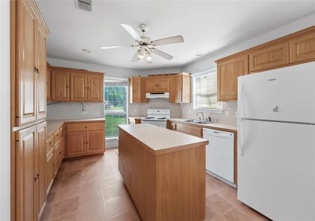 Photo 3 of Single family home for sale at 949 N Horton St, La Grange, TX 78945 | MLS# 9096003 | Listing updated on 2026-10-30