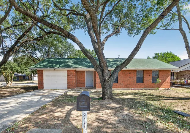 Photo 1 of House for sale at 900 Crockett St, Lockhart, TX 78644 | MLS# 4844774 | Listing updated on 2026-10-29