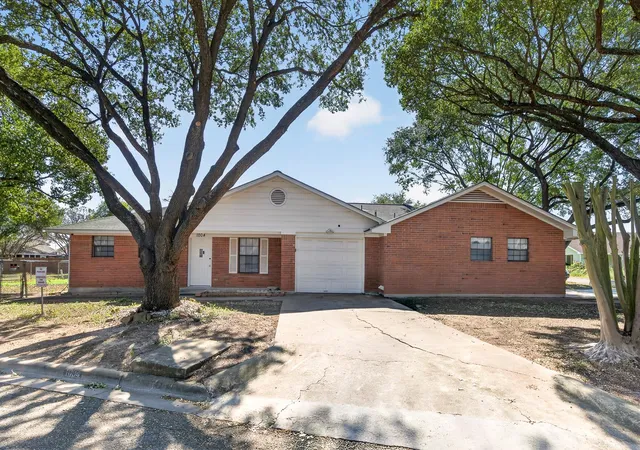 Photo 2 of House for sale at 900 Crockett St, Lockhart, TX 78644 | MLS# 4844774 | Listing updated on 2026-10-29