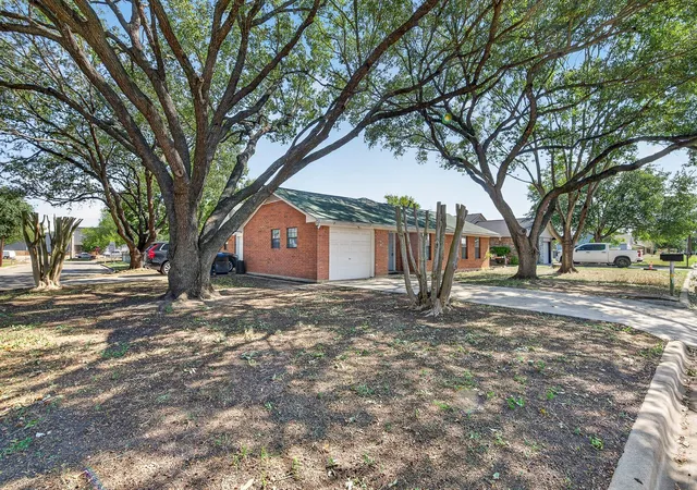 Photo 3 of House for sale at 900 Crockett St, Lockhart, TX 78644 | MLS# 4844774 | Listing updated on 2026-10-29