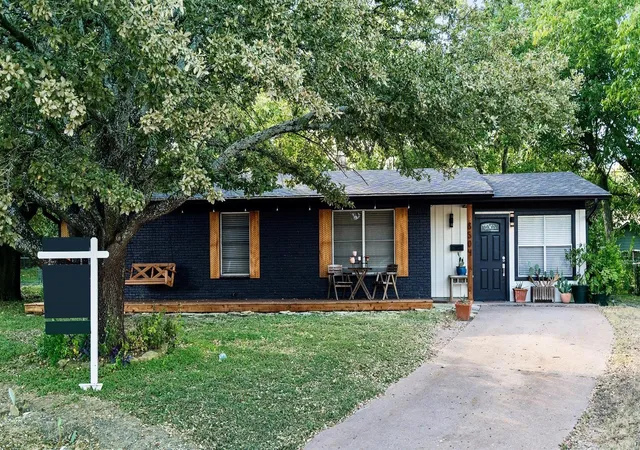 Single family home for sale at 8504 Contour Dr, Austin, TX 78757 | MLS# 5316606