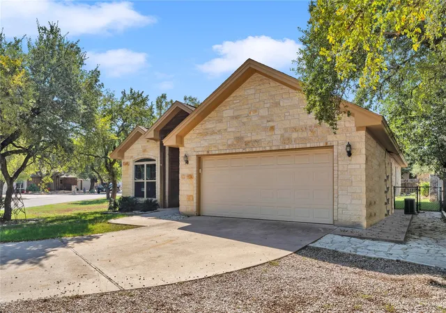 Photo 2 of Single family home for sale at 104 Vandeventer Dr, Burnet, TX 78611 | MLS# 5579483 | Listing updated on 2026-10-30