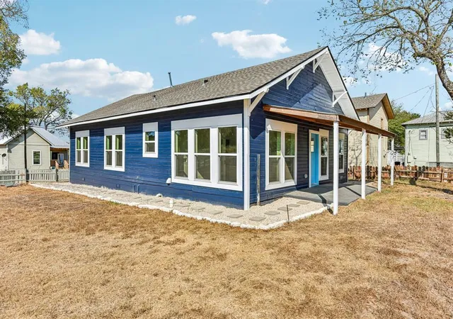 Photo 3 of Single family home for sale at 106 Pear St, Rockdale, TX 76567 | MLS# 5320349 | Listing updated on 2026-10-30