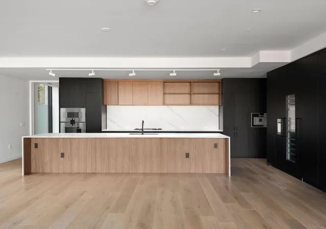 Photo 4 of Condo for sale at 1006 Baylor St #301, Austin, TX 78703 | MLS# 3080295 | Listing updated on 2026-10-30