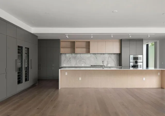 Photo 3 of Condo for sale at 1006 Baylor St #304, Austin, TX 78703 | MLS# 4811877 | Listing updated on 2026-10-30