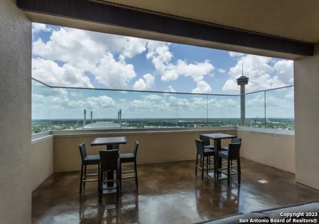 2nd image of 215 N Ctr, San Antonio, TX 78202